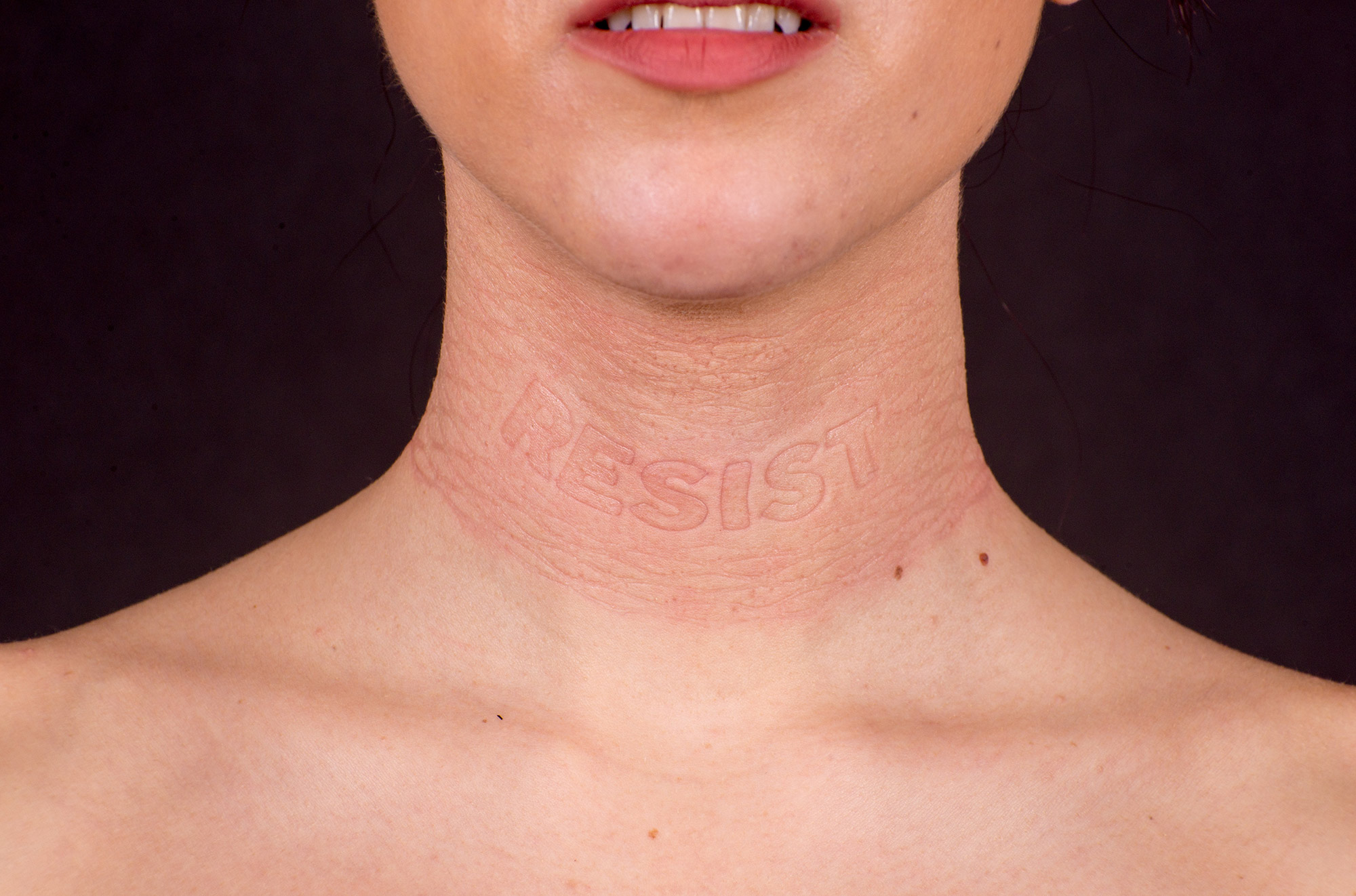 04_skindeep_neck_flexible_prosthetic_neck_imprint_Vogl.jpg